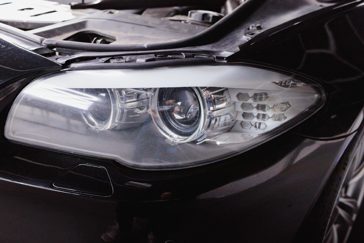 Источник фото: https://custom-heroes.ru/raboty/vid-uslugi/avtosvet/nashi-raboty/bmw-5-series-f10-vosstanovlenie-sveta-i-zamena-linz/