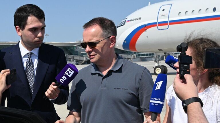    Атмосферу переговоров Мединский задал сразу у самолета. Он прибыл в футболке "Команда Путина".