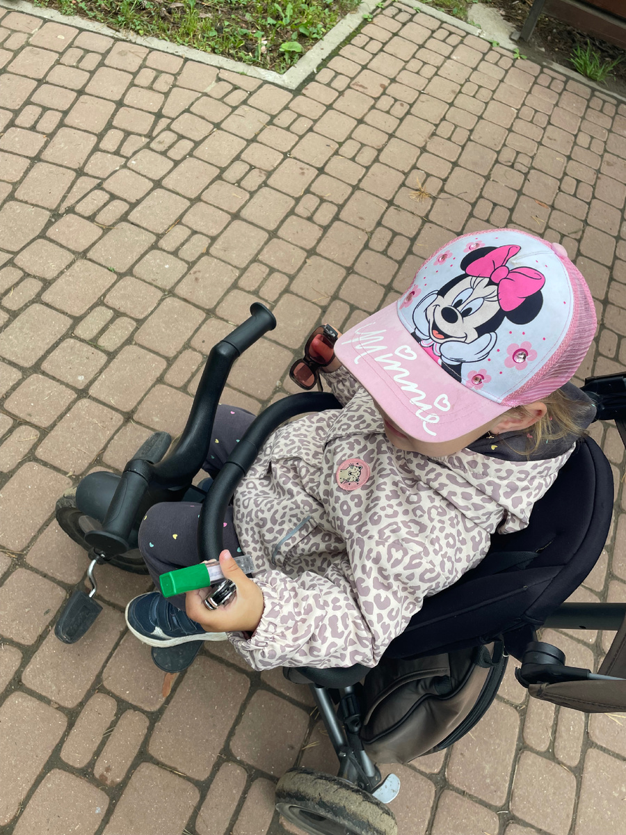 Маша едет в д/с со штопором 🤣, градусником и солнцезащитными очками))) наборчик ничего -такой)