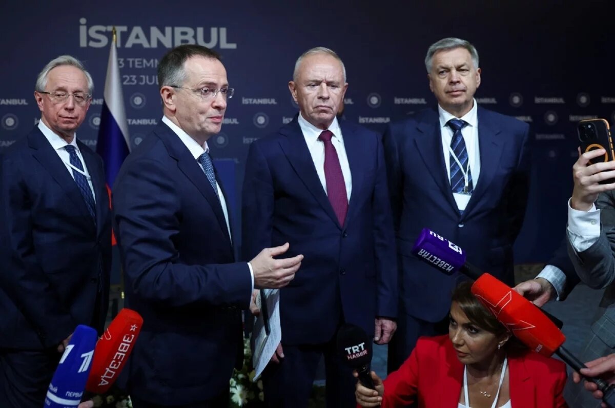    Заместитель министра иностранных дел РФ Михаил Галузин, помощник президента РФ Владимир Мединский, заместитель министра обороны РФ Александр Фомин и начальник Главного разведывательного управления Генерального штаба Вооруженных Сил РФ — заместитель начальника Генерального штаба Вооруженных Сил РФ Игорь Костюков во время пресс-подхода после завершения переговоров между делегациями России и Украины во дворце Чираган в Стамбуле.