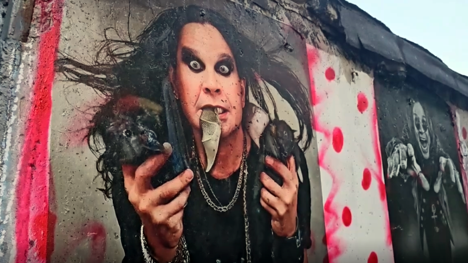     Изображение Оззи Осборна увековечили в сквере Цоя в Петербурге РЕН ТВ