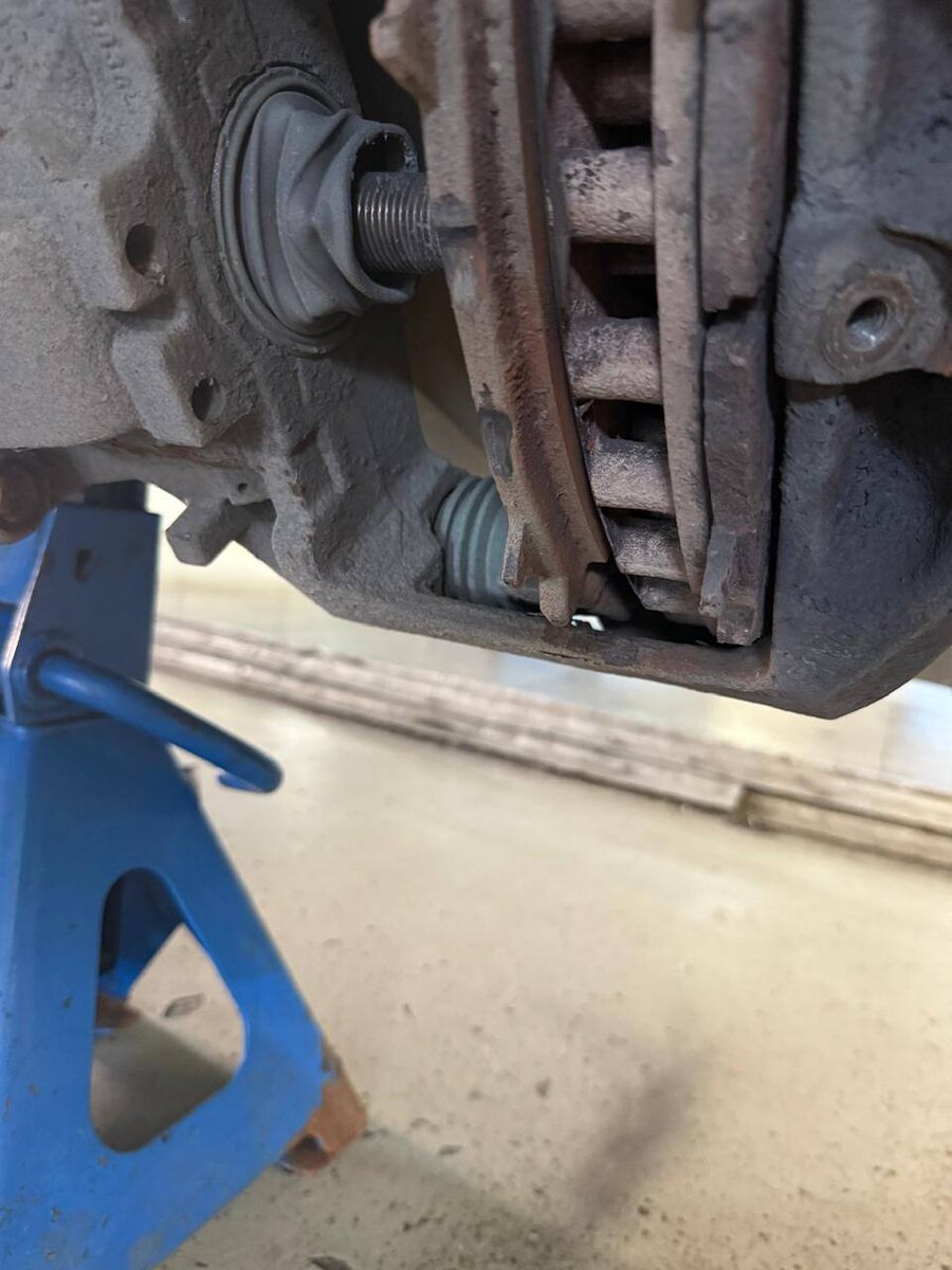 Порванные пыльники направляющих суппорта