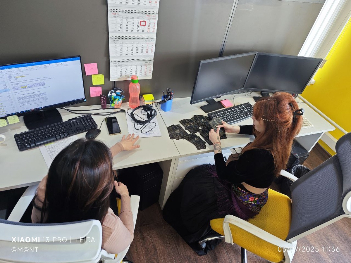 Команда координаторов пытается раскидать заявки на трансфер правильно