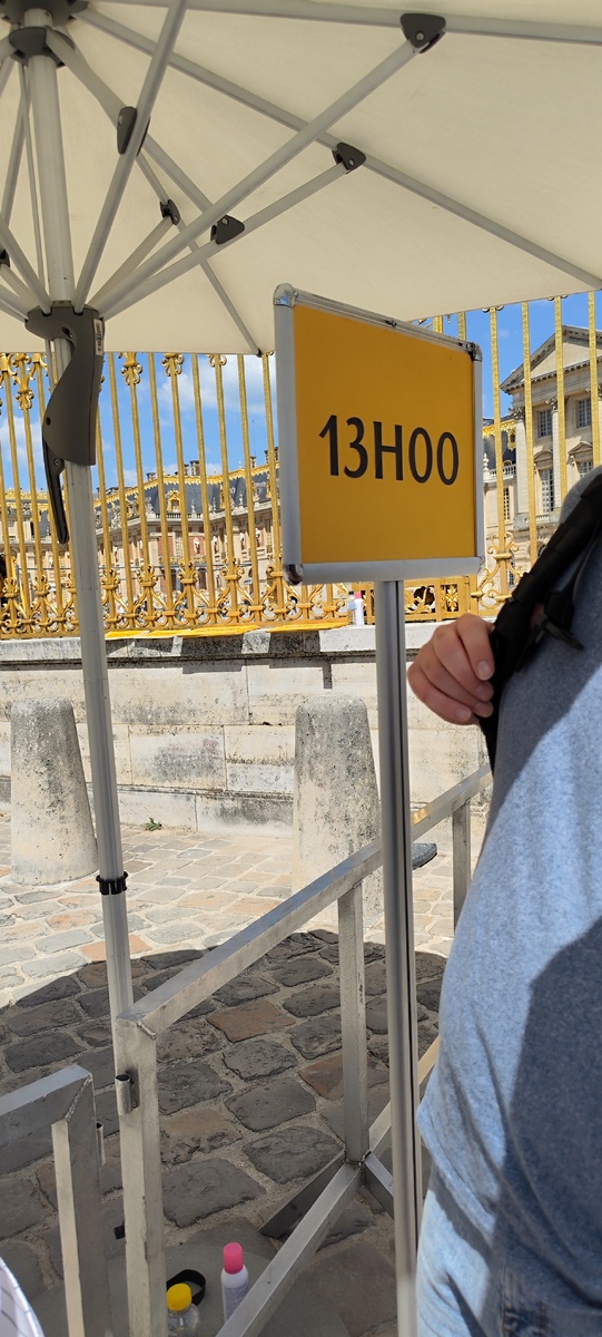 Табличка со временем входа 