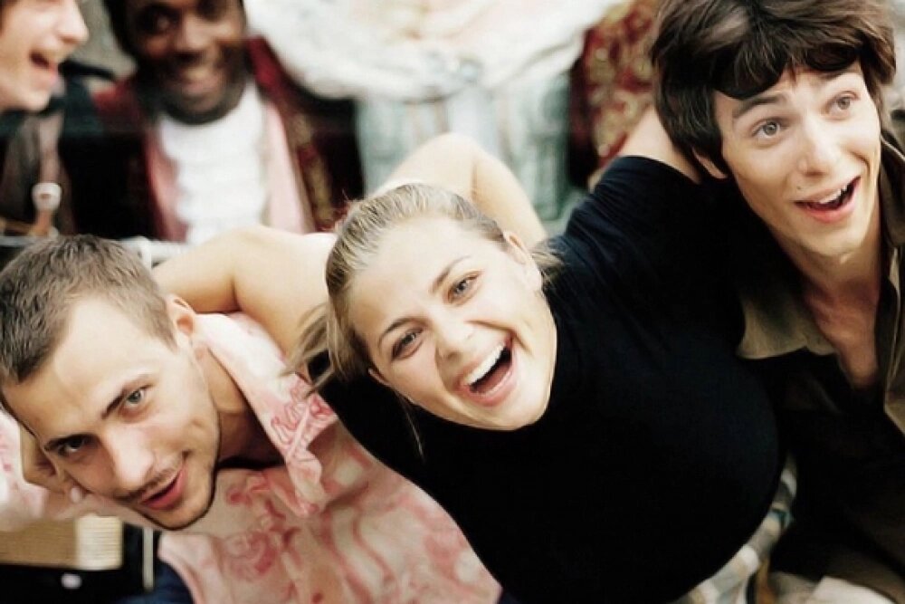    Вышел в прокат новый фильм Алексея Учителя. Если в двух словах сказать о чем фильм - о прогулке по Питеру. Кадр из фильма