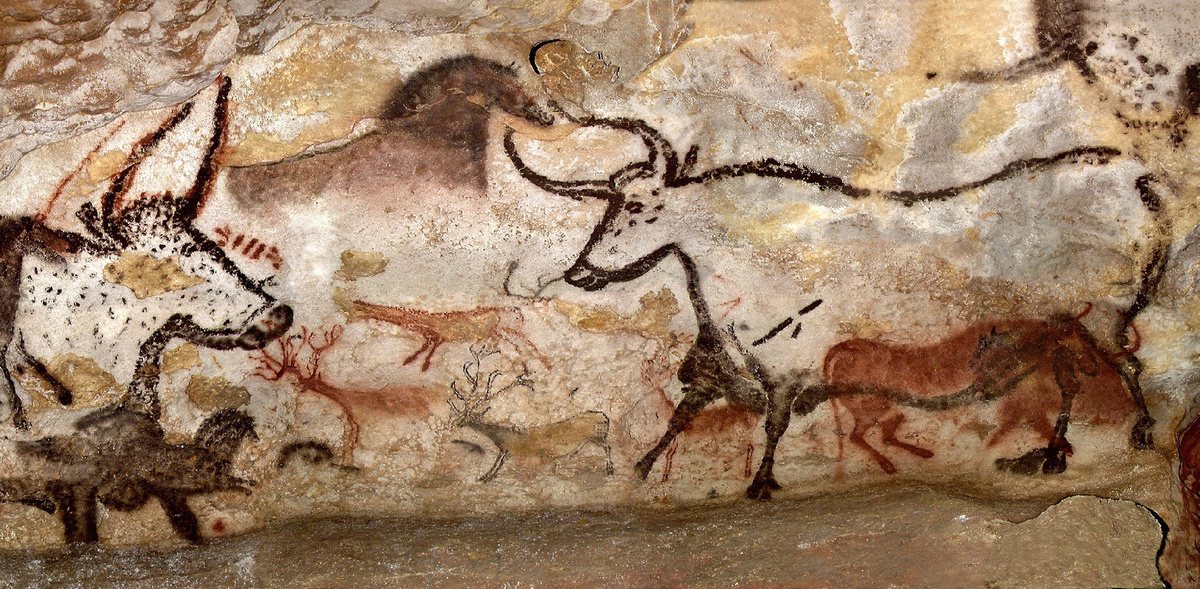 Великие быки Ласко
Название зала Быков в пещере Ласко связано с пятью крупными изображениями аурохов, которые находятся среди рисунков, изображающих различных животных, таких как лошади, стаги, «единороги» и, возможно, медведи. Как и все палеолитические картины, цветовая палитра здесь довольно ограничена: в ней присутствуют красные, черные, а также разные оттенки коричневого и желтого, иногда с добавлением небольшого количества белого, выполненного на основе мела или каолина.
Зал Быков (деталь), пещера Ласко (Дордонь), ок. 17 000 - 16 000 до н.