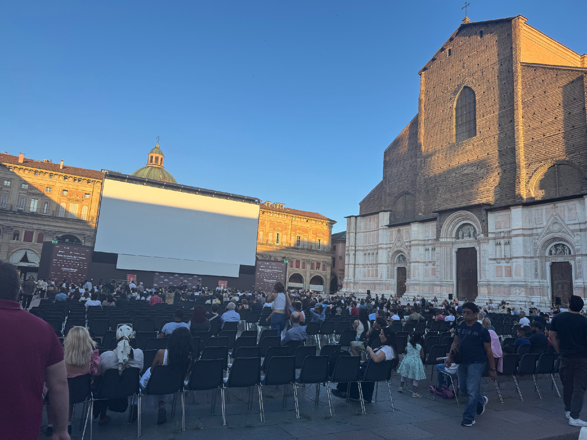 Пьяцца Маджоре и Базилика Сан-Петронио за несколько часов до начала киносеанса.