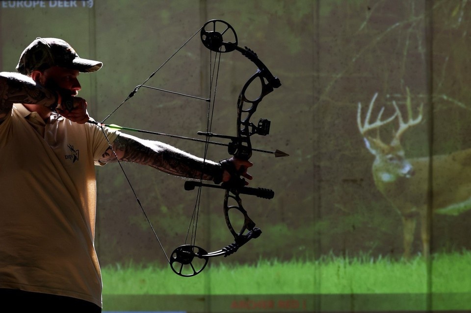    Мужчина в ходе конфликта выстрелил в женщину из лука на заводе Санкт-Петербурге GLOBAL LOOK PRESS