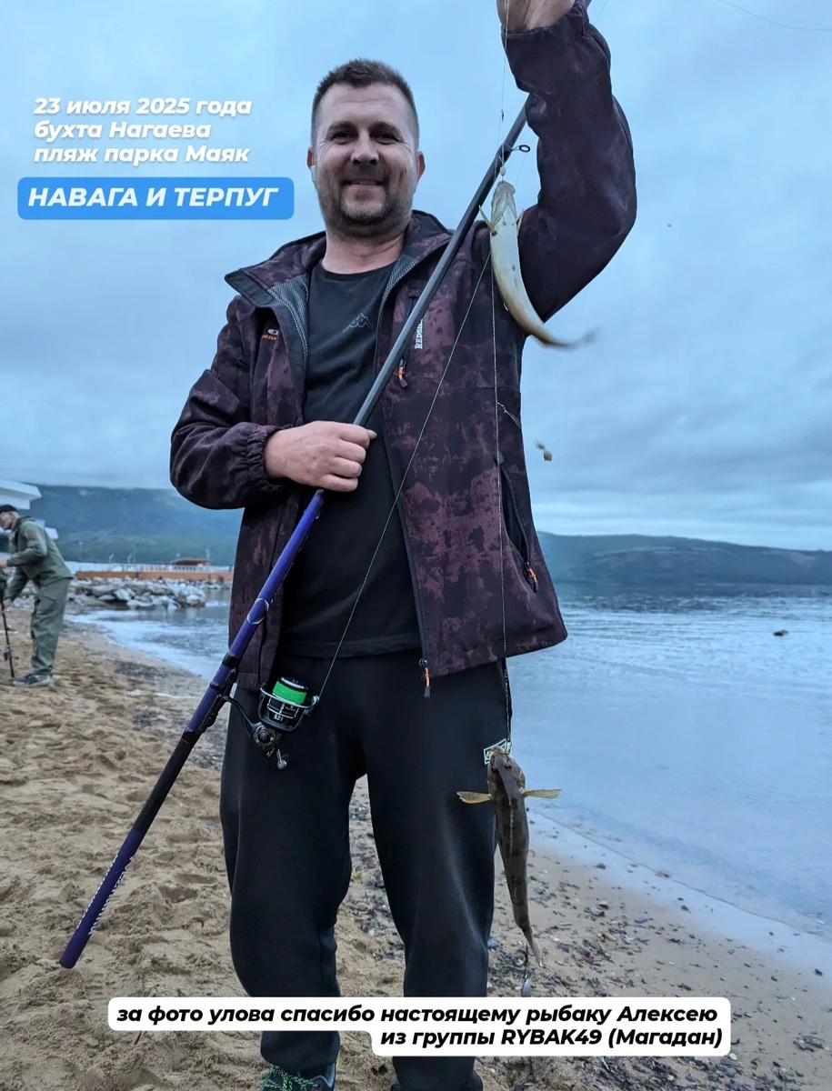 На фоне пирса.