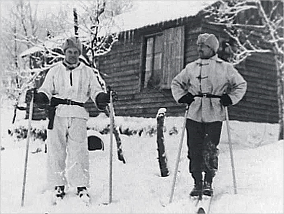 Двое диверсантов  на фоне лыжного домика. Зима 1942-1943  года. Из открытых источников