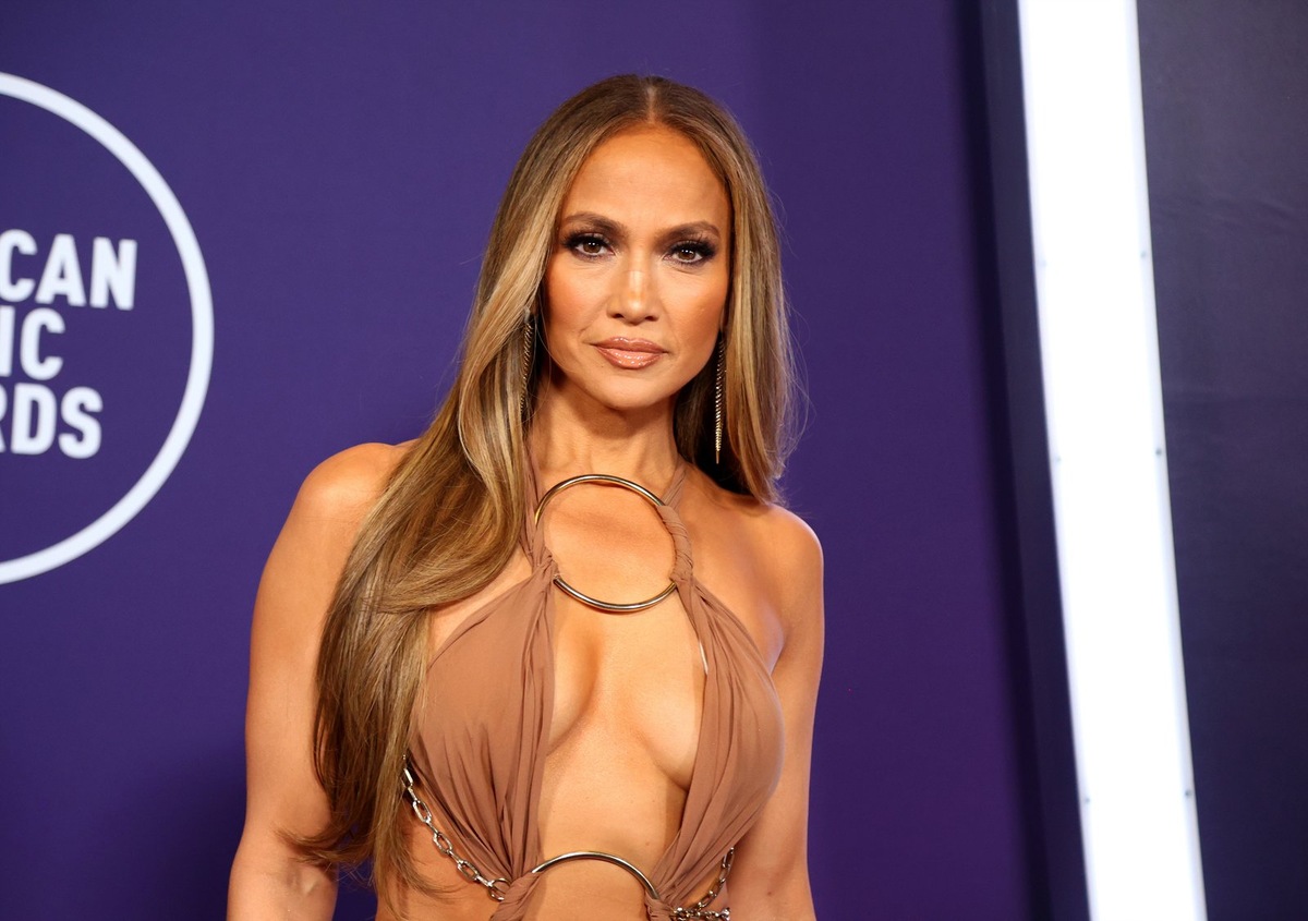 Дженнифер Лопес любительница откровеных платьев (фото из открытых источников)