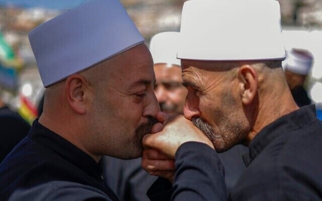 Israëlische en Syrische Druzische geestelijken begroeten elkaar