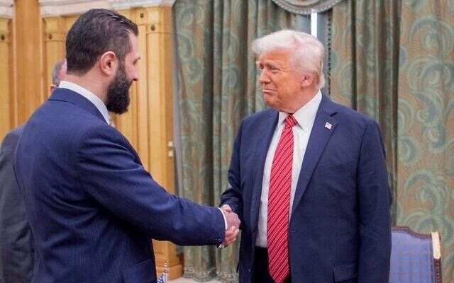 De Amerikaanse president Donald Trump schudt de hand van de Syrische leider Ahmed al-Shara'