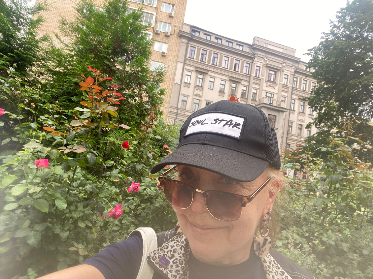 Среди роз…