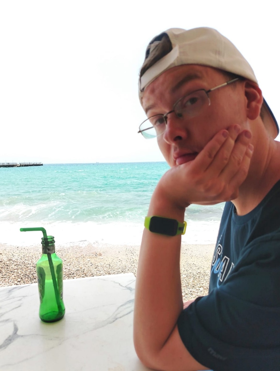 Егор в кафе. Фото моей мамы