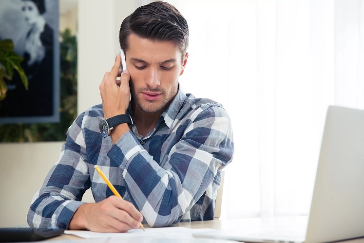 мужчина говорит по телефону