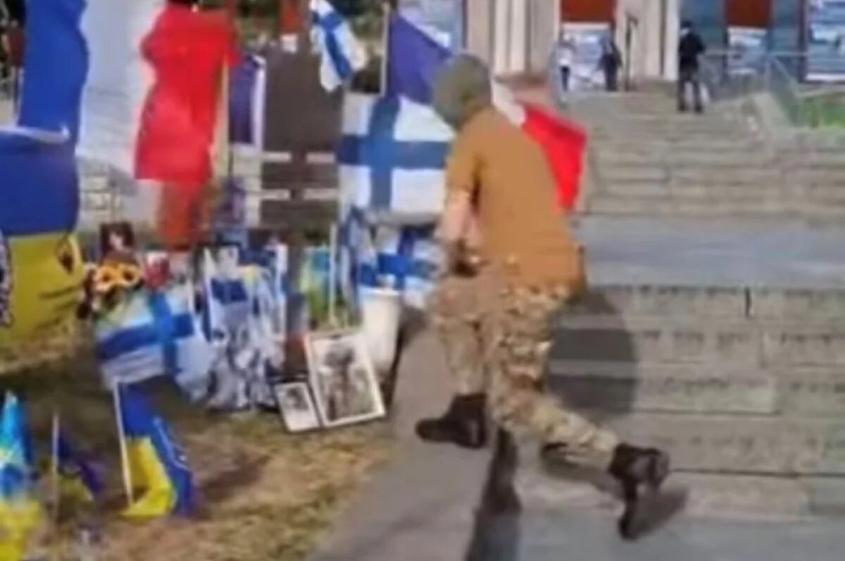    В июне финны собрались на Майдане Незалежности и поставили памятную доску с финскими флагами.