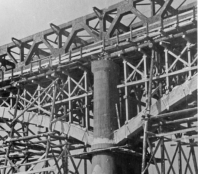   Фото: бетонная опора моста