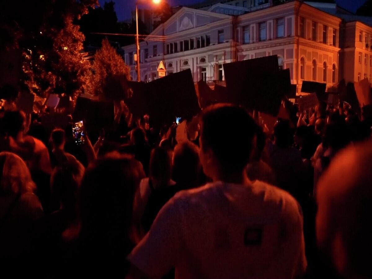    Протестующие в Киеве скачут и кричат лозунги Майдана 2014 года© Associated Press