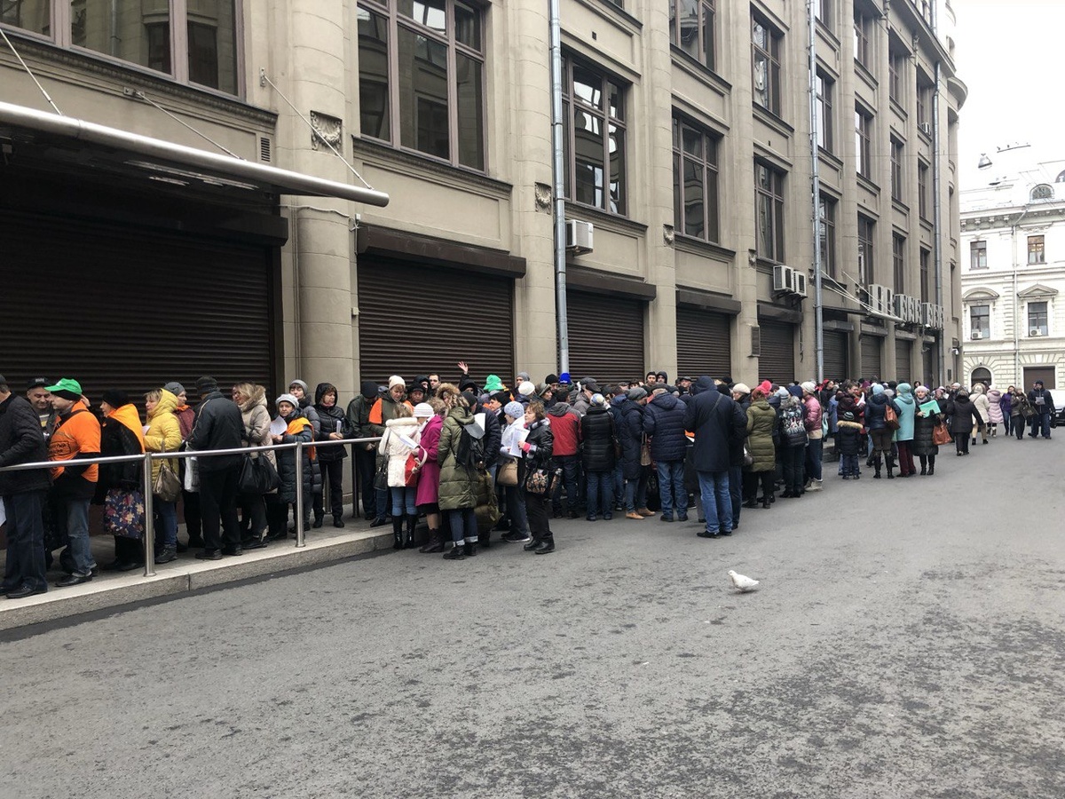 Очередь из дольщиков в приемную Президента на Ильинке в Москве