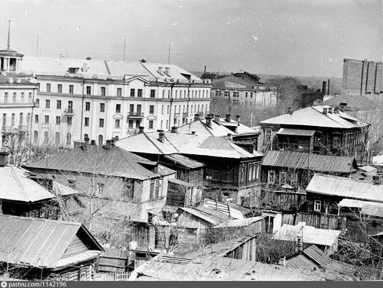 Жилые кварталы по ул Октябрьской, после сноса которых образовался привокзальный сквер Октябрьский. фото 1970-1984г