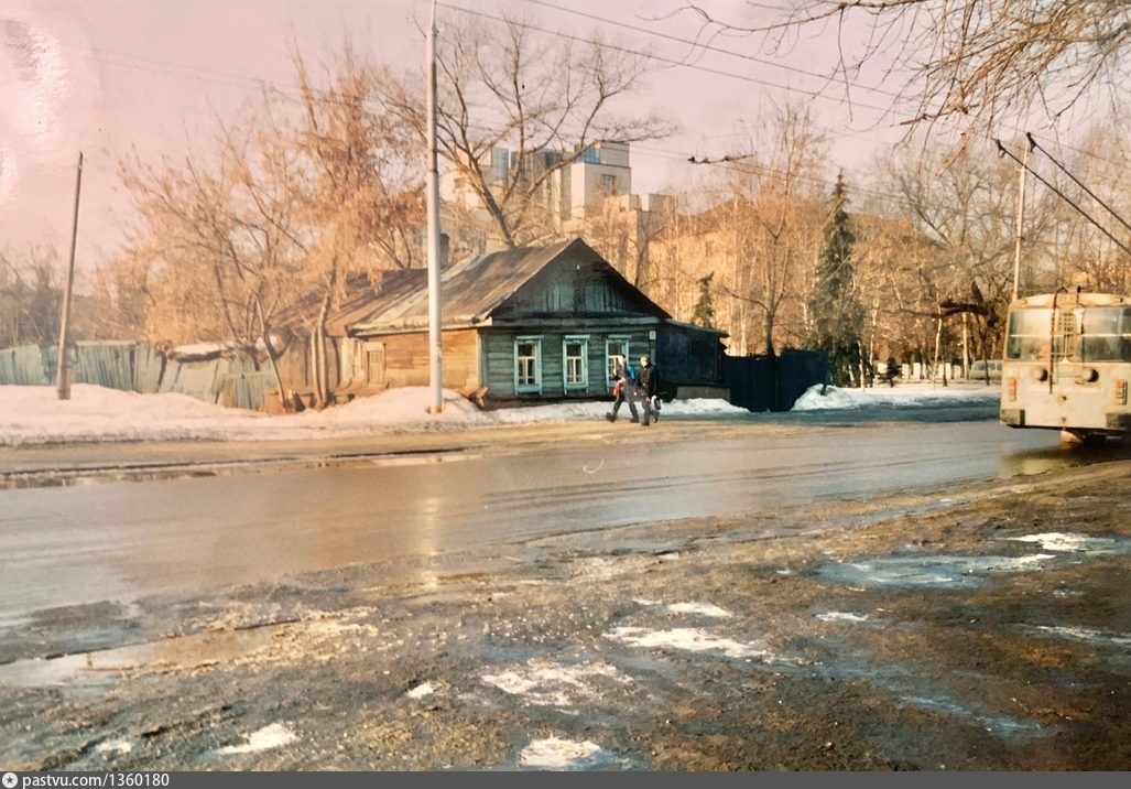 Последний жилой дом на территории сквера был снесен в  районе 2000г. Кадастровый участок под ИЖС от этого дома до сих пор числится в теле этого сквера.