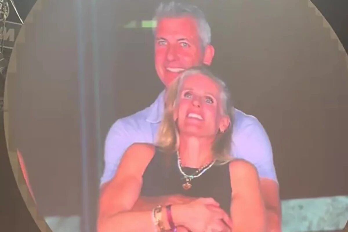    На концерте камера случайно показала на большом экране женатого мужчину в обнимку с женщиной.