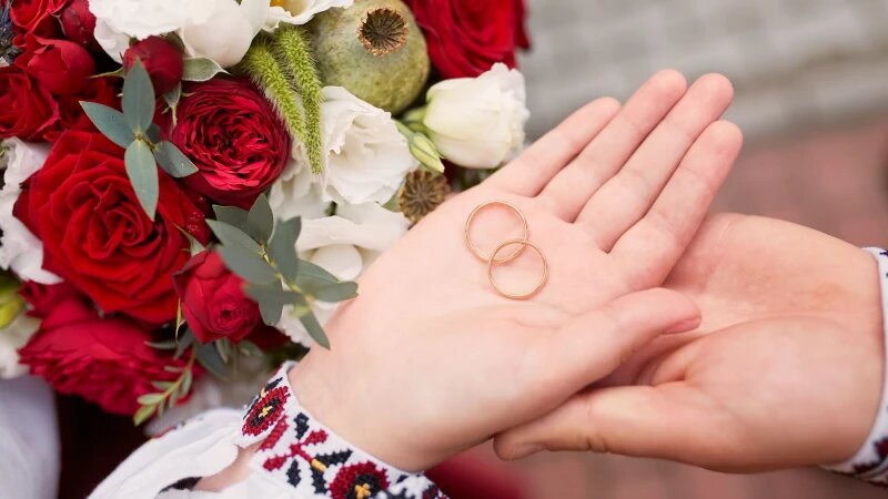     Жених и невеста держат в руках обручальные кольца. Фото: ru.freepik.com, автор freepic.diller.