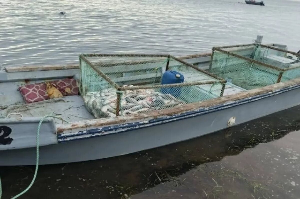    В Тиличиках на Камчатке родовая община бросила сети и рыбу в лодке