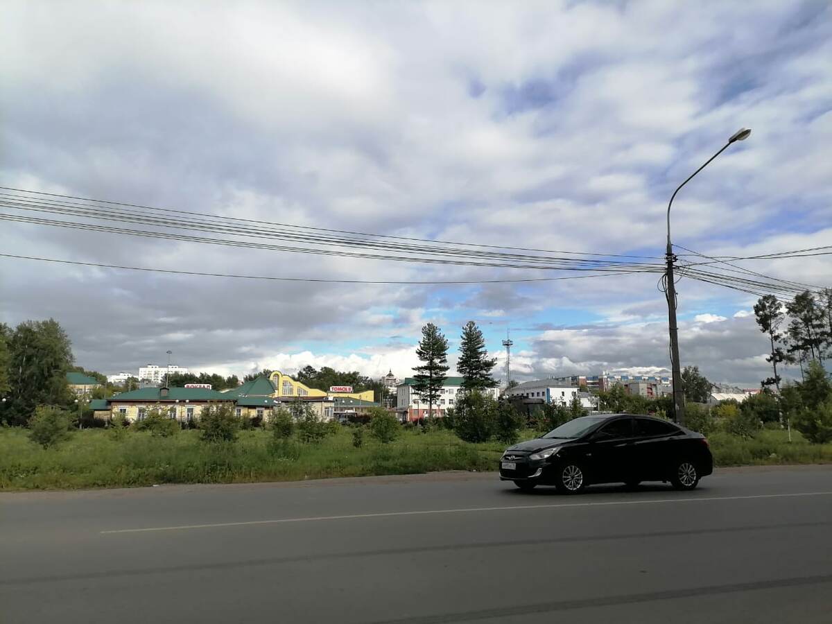 Вон там вокзал Томск-2 виднеется на фото, с которого мы поедем на днях. Фотография автора 