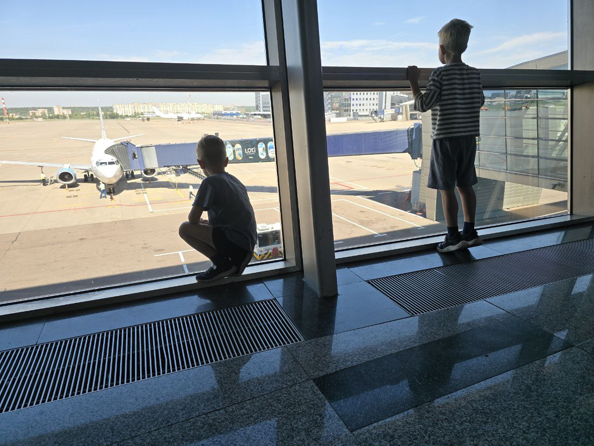 Дети ждут самолёт. Фото: Голландец в России
