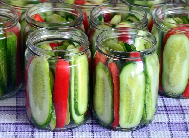 Красивый салатик из огурцов: за уши не оттянешь. Вкусно, удобно, эффектно - и на все случаи жизни. Каждый раз жалею, что мало приготовила