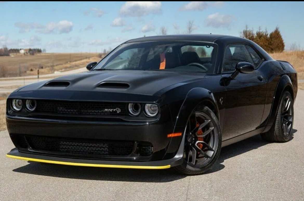 Dodge Challenger SRT Hellcat.