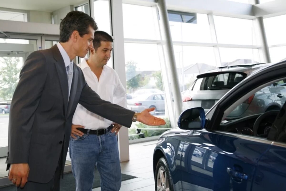    Преступники создают или покупают фиктивную фирму, обещают покупателям очень приятные цены на автомобили для личного пользования, затем предлагают заключить договор оказания услуг — конечно, фиктивный.