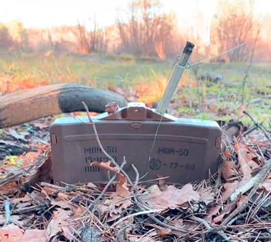 Мина МОН-50 установлена на обочине дороги, прикрыта какими-то ветками. Применён минный универсальный взрыватель МУВ-2. К боевой чеке привязан натяжной датчик цели, растяжка, протянутая поперёк дороги. Осколки опасны до 50-58 м. Весь сектор дороги в зоне сплошного поражения. Мало не покажется не только пешеходам, но и небронированному автотранспорту... (фото из открытых источников)