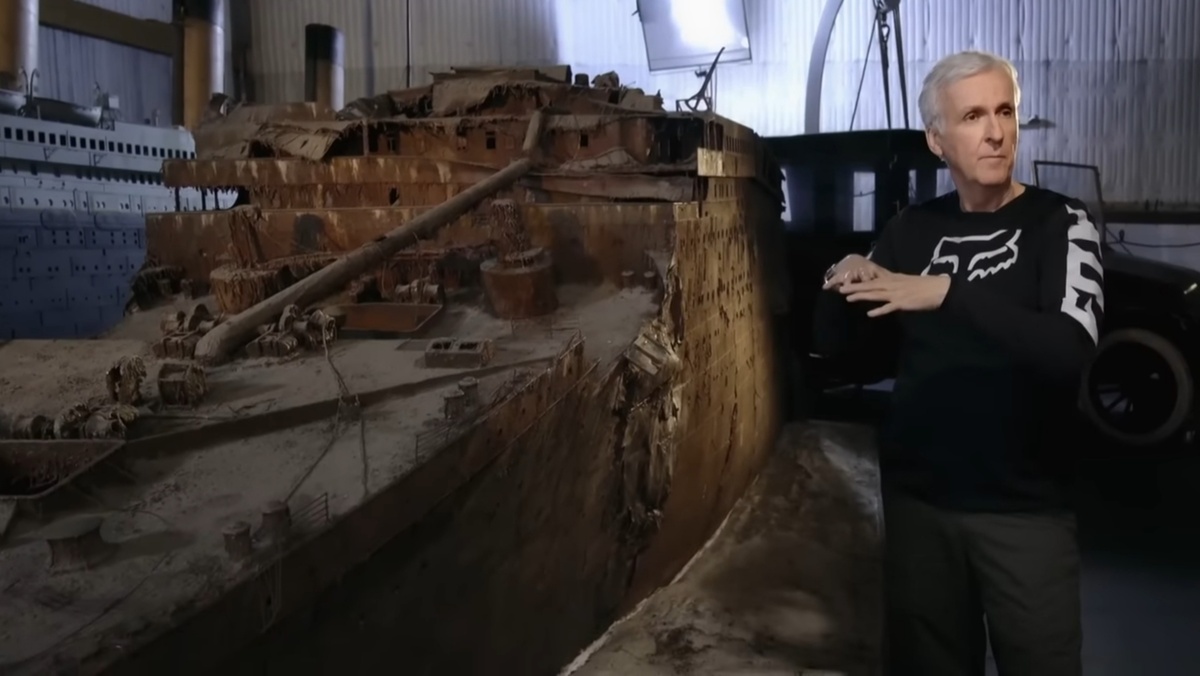 Джеймс Кэмерон у двух моделей Титаника. Они, к слову, использовались для знаменитого фильма.