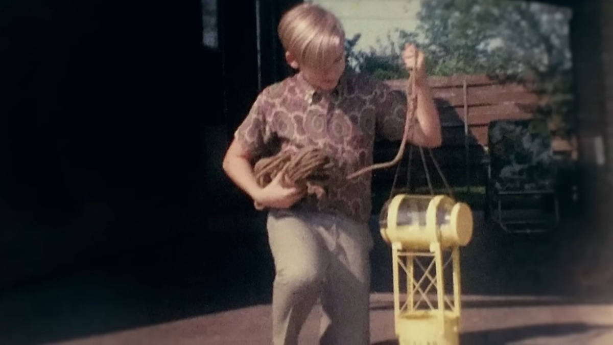 А вот и доказательство. Да-да, это тот самый самопальный батискаф в руках юного Кэмерона.