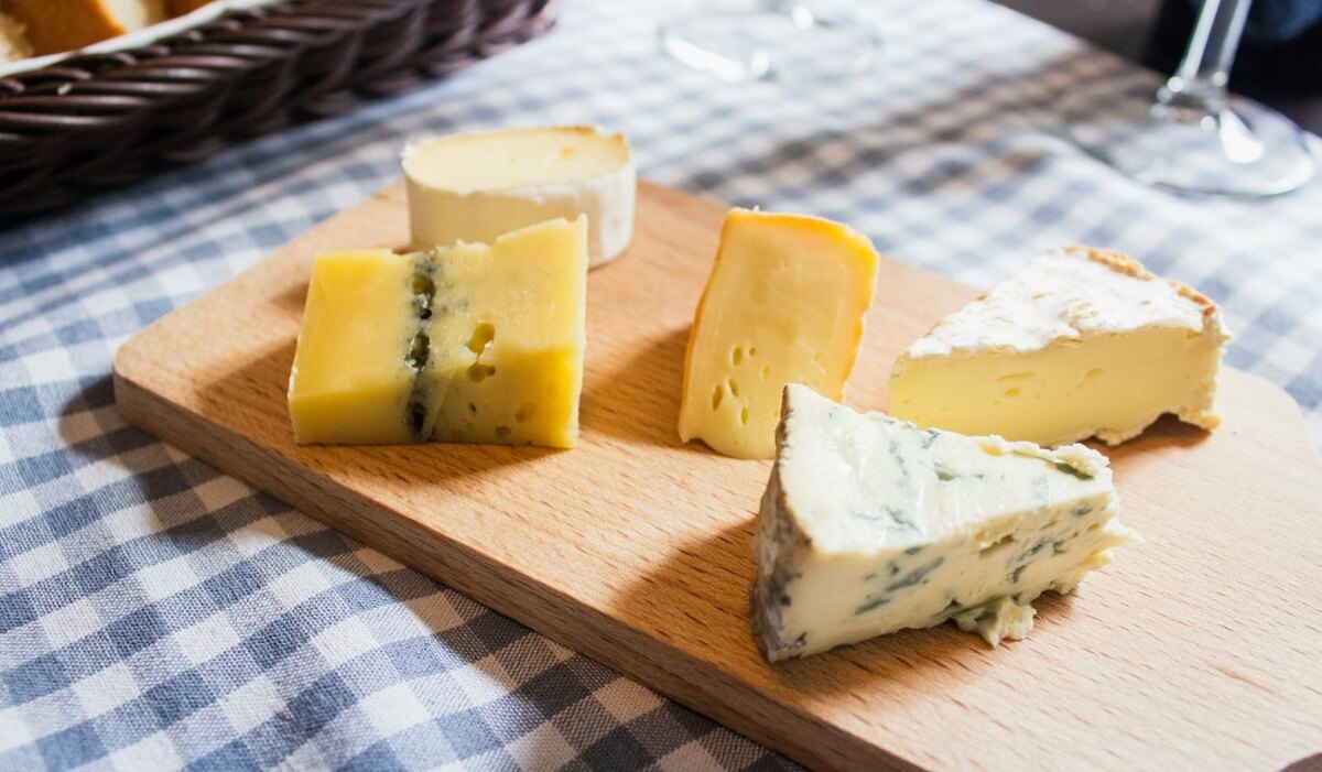     Фермерский сыр vs. магазинный: в чем разница и стоит ли переплачивать