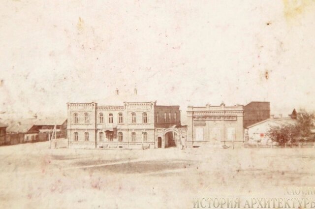    Вид на усадьбу купца Максимова с базарной площади. Фото: Ачинский краеведческий музей имени Д. С. Каргаполова