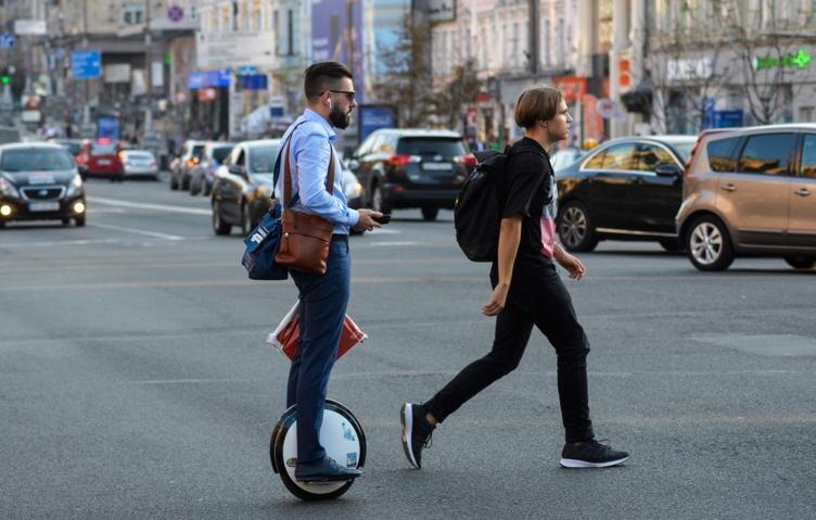 На моноколесе , не как все.  фото: картинки яндекс.
