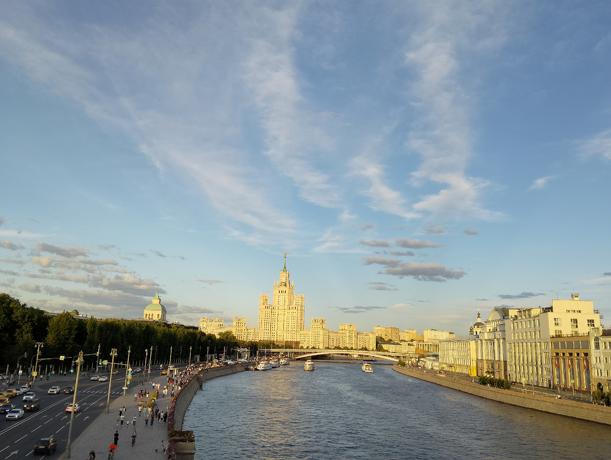Высотка на Котельнической набережной, фото с Парящего моста в парке Зарядье. Фото автора