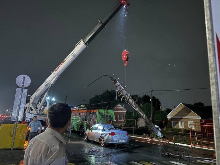    В Оренбурге на улице Терешковой обрушилась опора контактной сети Оренбуржье