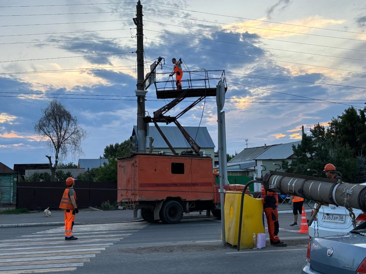     В Оренбурге на улице Терешковой обрушилась опора контактной сети Оренбуржье
📷    В Оренбурге на улице Терешковой обрушилась опора контактной сети Оренбуржье
📷    В Оренбурге на улице Терешковой обрушилась опора контактной сети Оренбуржье
