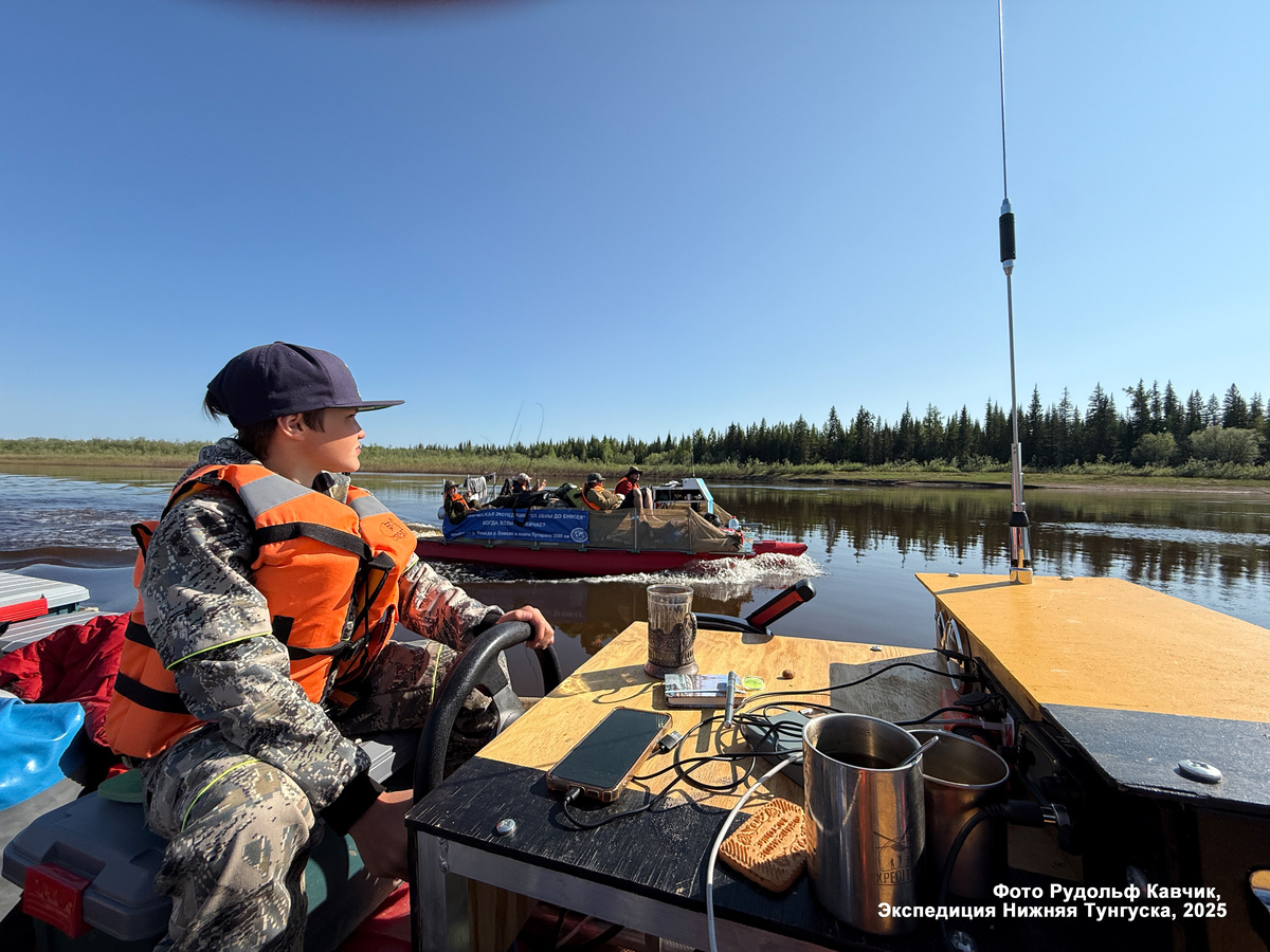Наше путешествие началось на двух тримаранах 31 мая 2025 года. Фото Рудольф Кавчик