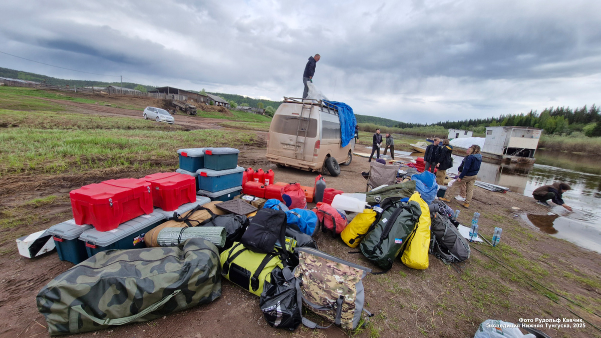 Разгрузка 30 мая 2025. Два тримарана с моторами, топливом и всем снаряжением вошли в Toyota Hiace с верхним багажником. Фото автора. 