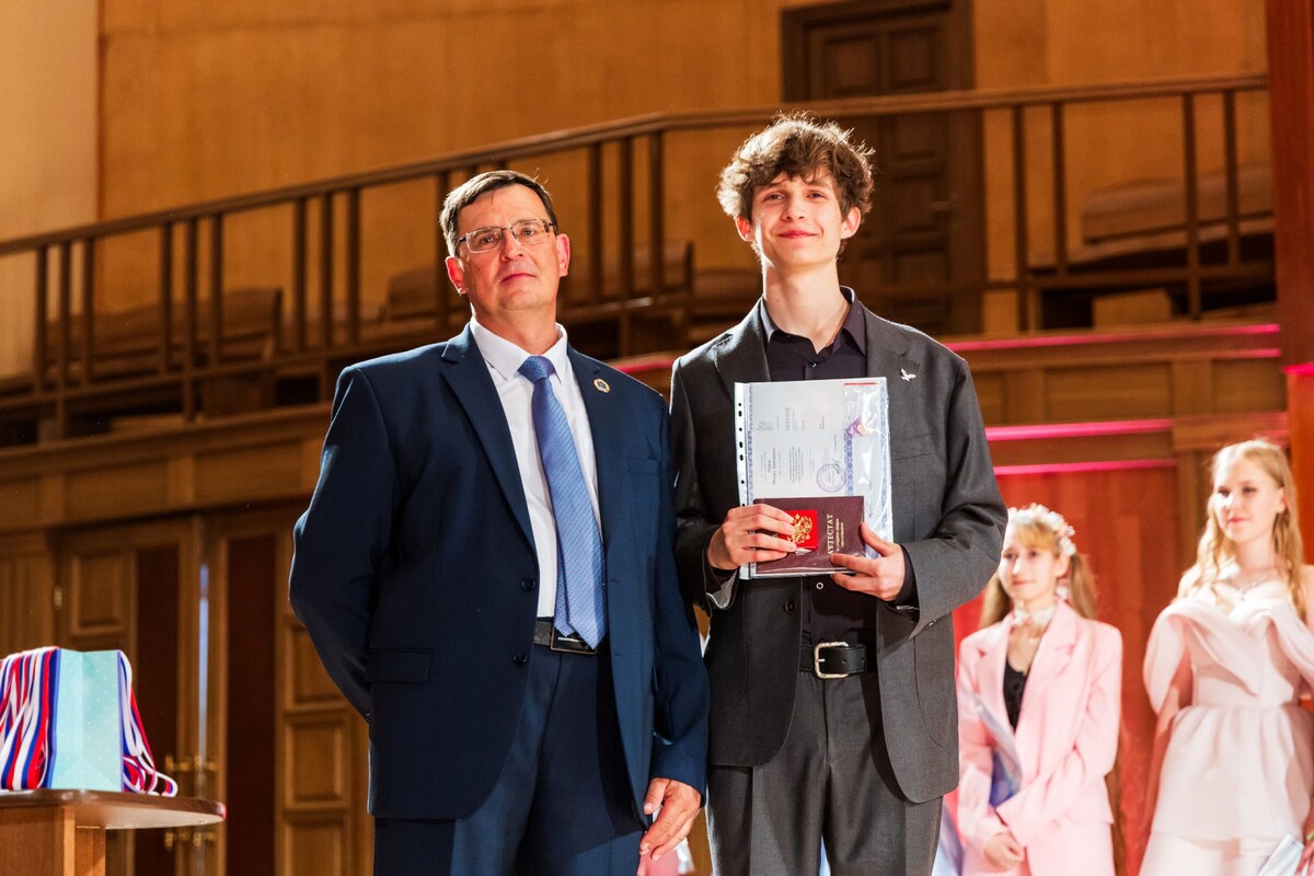    На вручении аттестатов вместе с директором лицея Михаилом Григорьевым