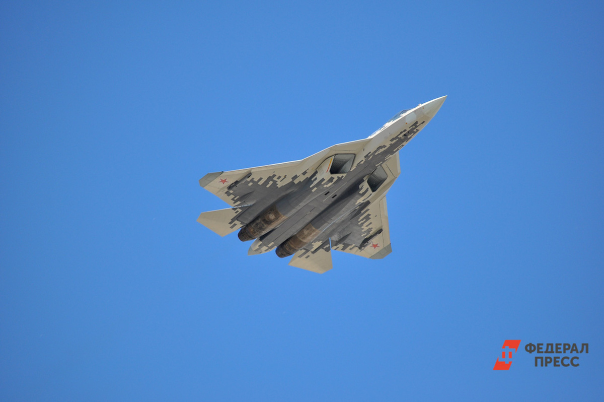 Су-57 обладает большей маневренностью, благодаря системе управления вектором тяги, что дает ему преимущество в сложных воздушных маневрах.  Фото: Екатерина Лазарева