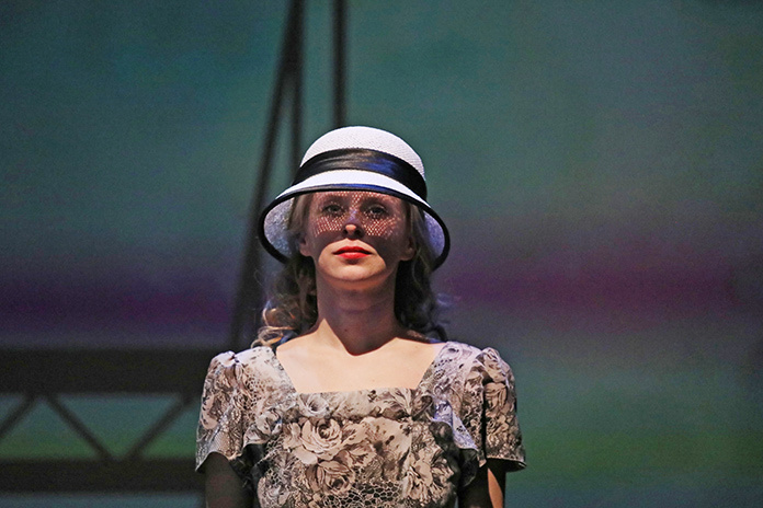    Элина Зяблова в спектакле «Триумфальная арка» театра «Глобус». Фото автора