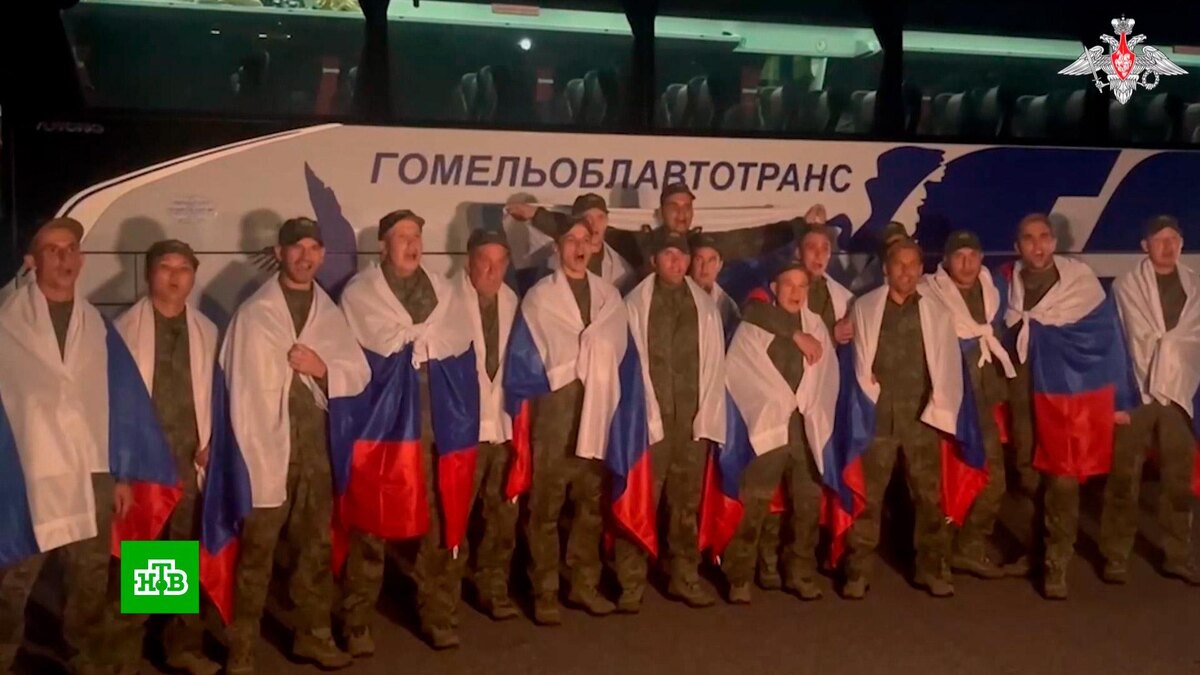    Минобороны показало видео с вернувшимися из плена российскими военными