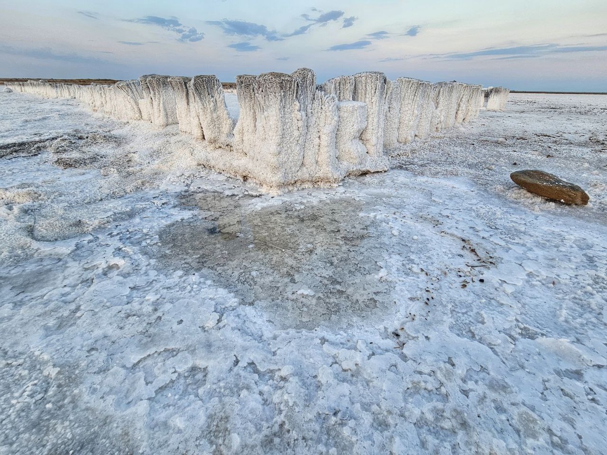 Озеро богато минеральными солями, особенно хлоридом натрия, хлоридом магния и калия, органическими веществами